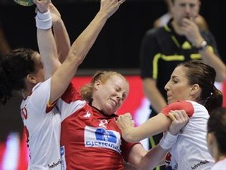 Dánka Karoline Breivangová (v strede) v semifinálovom zápase proti Španielkam.