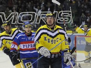 Oba tímy nastúpili na zápas v rámci osláv 90. rokov organizovaného hokeja v Košiciach v retrodresoch.