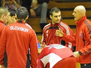 Tréner Slovenska Zoltán Heister (vpravo) počas zápasu v hádzanej mužov medzi Slovenskom a Poľskom počas Vianočného pohára.