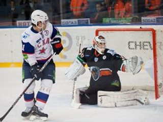 Petr Průcha pred bránkou HC Lev.