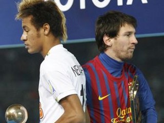 Hráč Santosu Neymar (vľavo) a Lionel Messi z Barcelony počas MS klubov.