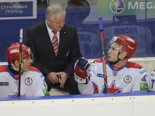 Tréner Július Šupler s Tomášom Surovým (vpravo) a najväčšou hviezdou tímu Alexejom Jašinom.