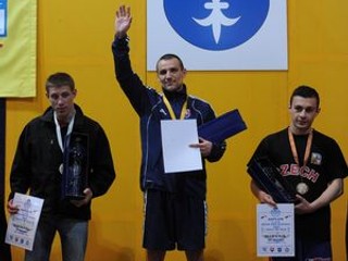 Rudolf Dydi (v strede)