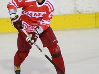 Marcel Hossa hral KHL v Diname Riga (2008 – 2010), v Ak Bars Kazaň (2010 – 2011), v Spartaku Moskva (2011) a vracia sa do Rigy.