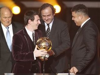 Lionel Messi s Michelom Platinom, Ronaldom a so Seppom Blatterom (vľavo).