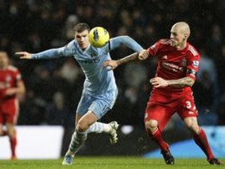 Martin Škrtel (vpravo) v súboji s Edinom Džekom z Manchestru City.