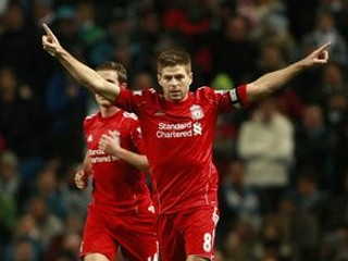 Kapitán Liverpoolu Steven Gerrard sa teší zo strelenia gólu zo značky pokutového kopu do siete Manchesteru City v semifinále anglického Ligového pohára v Manchesteri.