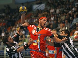 Mikkel Hansen (vo výskoku) je momentálne so Slovákom Šulcom najlepším strelcom Ligy majstrov.