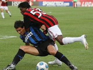 V nedeľu milánske derby, miernym favoritom AC