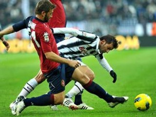 Útočník Juventusu Alessandro Del Piero (vpravo) a obranca Cagliari Michele Canini.
