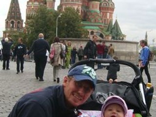 Rastislav Staňa s 11–mesačnou dcérou Rianou na prechádzke na moskovskom Červenom námestí.