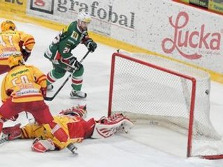Marcel Holovič z HK 36 Skalica (v strede) strieľa gól ponad ležiaceho brankára Dukly Trenčín Tomáša Hiadlovského, vľavo jeho spoluhráči Ladislav Gabriš (50) a Roman Tvrdoň.