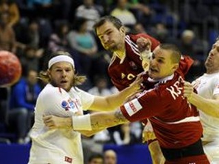 Daniel Valo (druhý zľava) strieľa cez Dánov Kaspera Nielsena (vpravo) a Mikkela Hansena (vľavo).