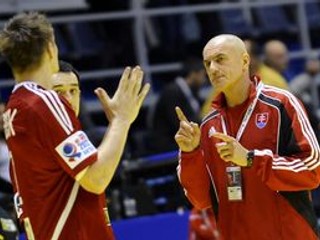 Hádzanári prehrali oba zápasy na ME. S Dánskom 25:30, s Poľskom 24:41. Vpravo je tréner Heister.