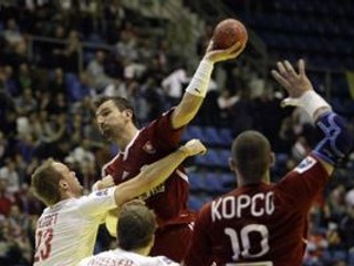 Daniel Valo (s loptou) patril na šampionáte medzi najlepších hráčov tímu Slovenska.