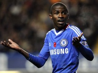 Záložník Chelsea Ramires.