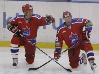 Viačeslav Fetisov (vľavo)