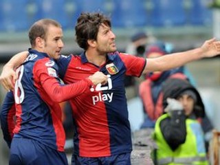 Rodrigo Palacio (vľavo) a Giuseppe Sculli z FC Janov.