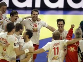 Dánski hádzanári oslavujú triumf na majstrovstvách Európy.