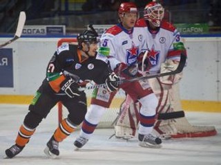 Jaroslav Kristek (v tmavom) odchádza v závere sezóny z HC Lev na hosťovanie do extraligového HC Košice, kde hral aj v minulej sezóne a získal titul.FOTO - SITA