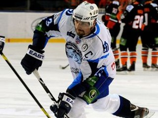 Pre Jaroslava Obšuta je Dinamo Minsk tretí klub v KHL - predtým hral v Spartaku Moskva (2009 - 2010) a vlani dosiahol na finále s Atlantom Mytišči. V reprezentácii Slovenska odohral 37 zápasov, strelil jeden gól. Naposledy nastúpil na MS 2009. NHL si vysk