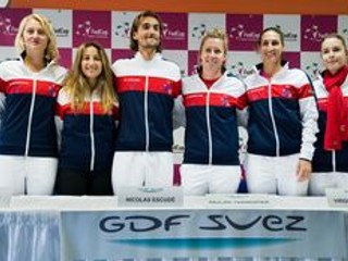 Tím Francúzska zľava: Kristina Mladenovicová, Aravane Rezaiová, kapitán reprezentácie Nicolas Escudé, Pauline Parmentierová, Virginie Razzanová a Alizé Cornetová.