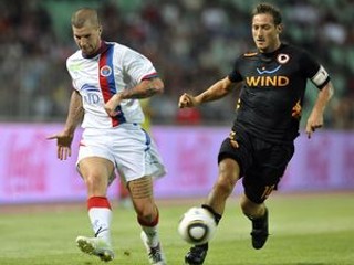 V akcii Francesco Totti (vpravo).