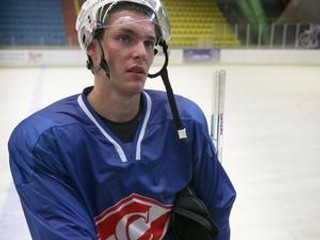 Skaličan Juraj Mikúš prišiel do moskovského Spartaka vlani v lete, chvíľu hral aj za Rigu. Vo štvrtkovom prípravnom zápase s Penzou prispel k víťazstvu 5:3 tromi gólovými  asistenciami, ale pri pretlaku cudzincov mu hrozí, že klub prepustí práve jeho.