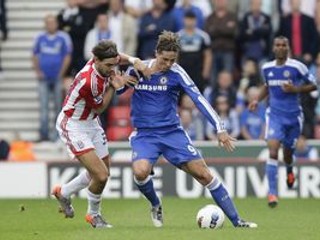 Fernando Torres (vpravo) v súboji s hráčom Stoke City Jonathanom Woodgateom.