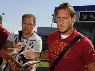 Francesco Totti pristál so spoluhráčmi na bratislavskom letisku.