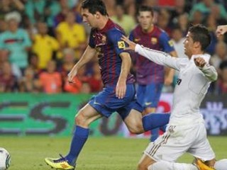 Súboj Messiho (s loptou) s Critianom Ronaldom (v bielom) sa skončil víťazstvom hráča Barcelony.