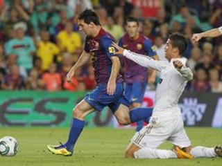 Lionel Messi (vľavo) vybavil v španielskom Superpohári všetkých päť gólov Barcelony. Jeden dal v prvom zápase v Madride, dva pridal v odvete v Barcelone. K tomu dvakrát asistoval. Cristiano Ronaldo (vpravo) ho márne stíhal.