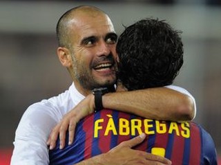 Tréner Barcelony Pep Guardiola a Cesc Fábregas.