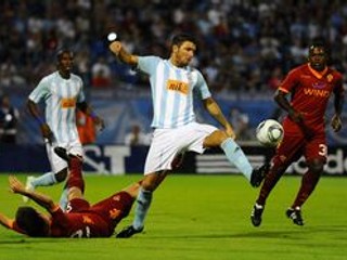 Futbalisti Slovana Bratislava vyhrali v prvom zápase play off o Európsku ligu nad AS Rím 1:0.