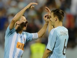 Martin Dobrotka (vpravo) a Igor Žofčák oslavujú víťazstvo 1:0 nad AS Rím.