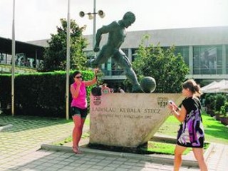 Socha Ladislava Kubalu pred barcelonským štadiónom.