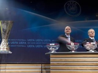 Generálny tajomník UEFA Gianni Infantino (vľavo) a riaditeľ súťaží UEFA Giorgio Marchetti počas žrebovania play off Európskej ligy 2011/12.