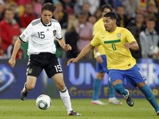 Nemec Christian Träsch (vľavo) a Brazílčan Andre Santos počas priateľského futbalového zápasu medzi Nemeckom a Brazíliou 10. augusta 2011 v Stuttgarte.