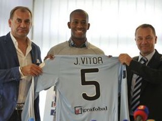 Nová posila Slovana Zé Vitor s trénerom Weissom (vľavo) a generálnym riaditeľom klubu Petrom Kašparom.