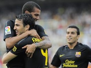 Futbalisti Barcelony oslavujú gól do siete Realu Sociedad.