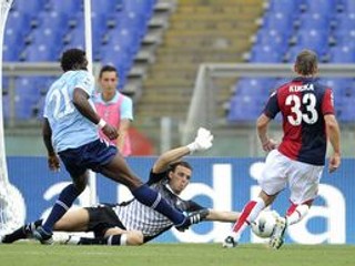 Juraj Kucka strieľa víťazný gól Janova proti Laziu Rím.