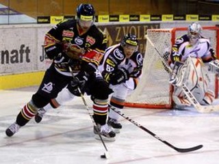 Ján Mucha zo Zvolena a Michal Šeda z Košíc počas zápasu 2. kola Tipsport Extraligy HKm Zvolen - HC Košice.