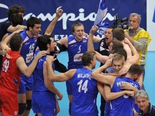 Srbi sa radujú z víťazstva nad Talianskom vo finále európskeho šampionátu volejbalistov vo Viedni.