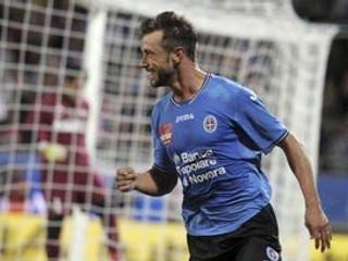 Marco Rigoni z Novary oslavuje gól proti Interu Miláno.
