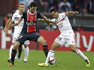 Javier Pastore (vľavo) z Paríž St. Germain a Fabian Monzon z OGC Nice bojujú o loptu v zápase 7. kola francúzskej Ligue 1 v Paríži.