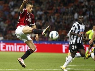 Útočník AC Miláno Stephan El Shaarawy v zápase Serie A s Udinese Calcio.