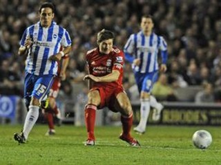 Steven Gerrard (v strede) v zápase s Brightonom.