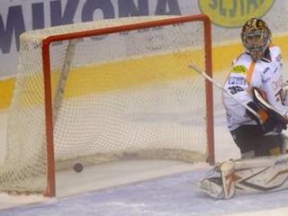 Gól v sieti brankára HK Orange 20 Dominika Riečického.