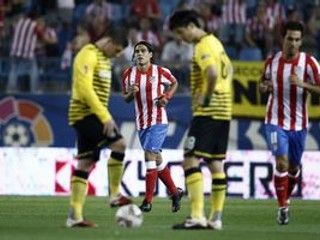 Útočník Atlética Falcao (uprostred).