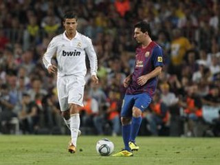 Lionel Messi (vpravo) a Cristiano Ronaldo  – trojgóloví strelci víkendu.